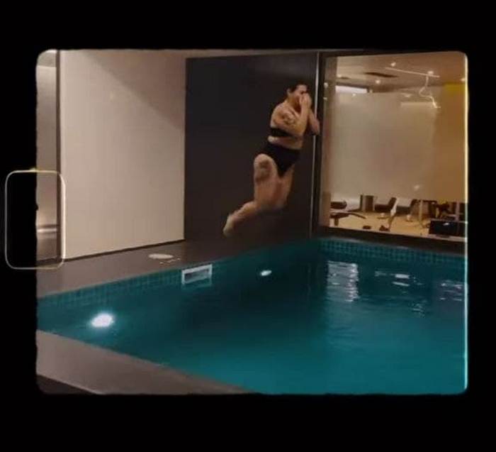 Схудла солістка KAZKA похвалилася своєю фігурою в купальнику