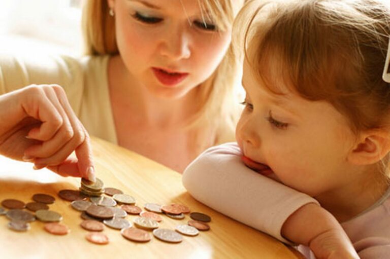 Не менее ста долларов: ежемесячное пособие на детей до трех лет хотят увеличить - today.ua