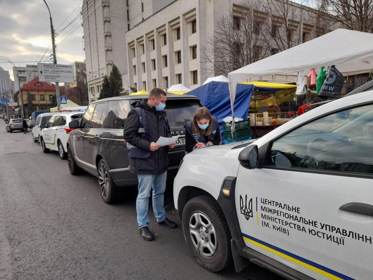 У киевлянина, в счет оплаты 150 непогашенных штрафов, изъяли дорогой внедорожник - today.ua