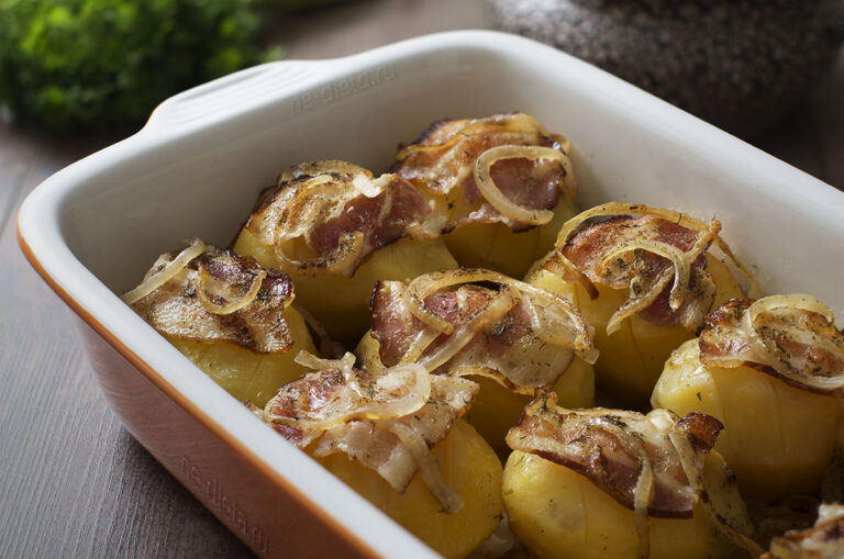 Запеченный фаршированный картофель на обед или ужин: варианты начинок от сала до грибов  - today.ua