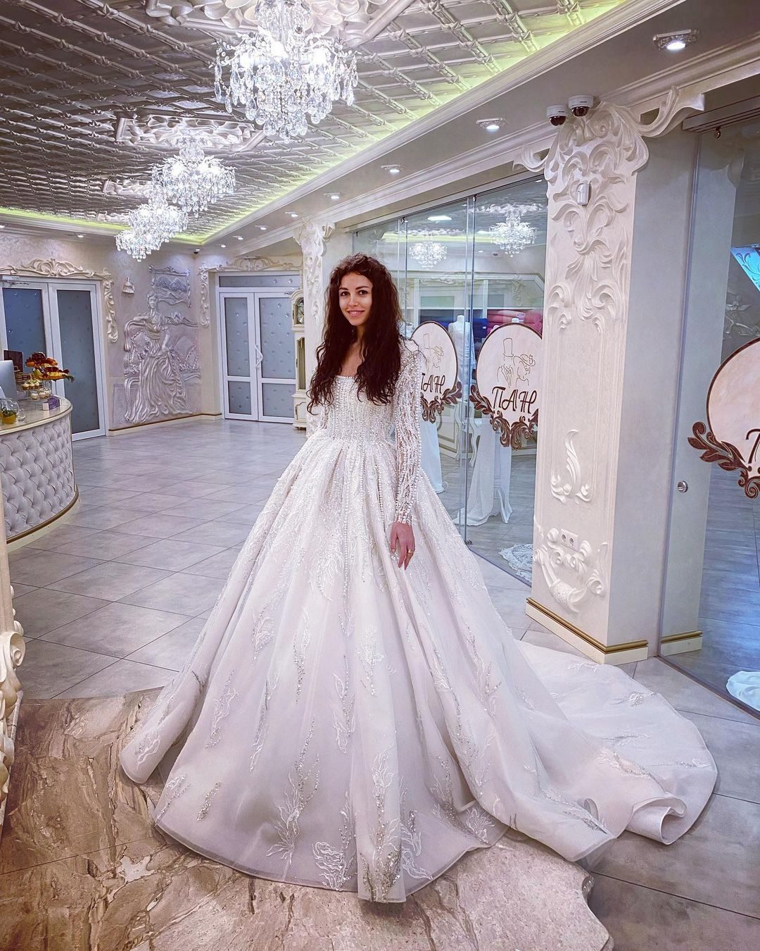 Победительница “Холостяк“ Анна Богдан в роскошном платье принцессы-невесты заинтриговала свадебным фото
