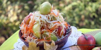 Квашена капуста з яблуками та журавлиною: рецепт смачного та корисного салату на зиму - today.ua