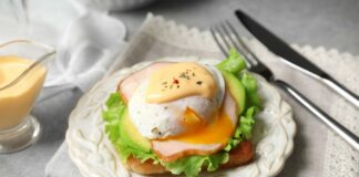 Яйца Бенедикт с голландским соусом на завтрак: изысканный рецепт на скорую руку - today.ua
