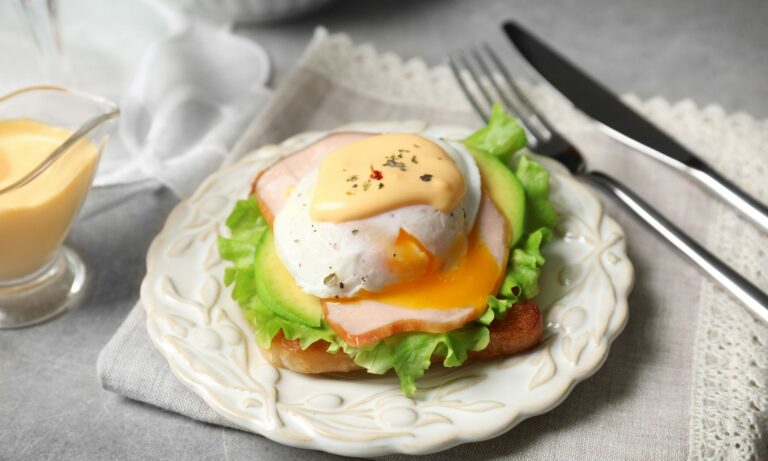 Яйца Бенедикт с голландским соусом на завтрак: изысканный рецепт на скорую руку - today.ua