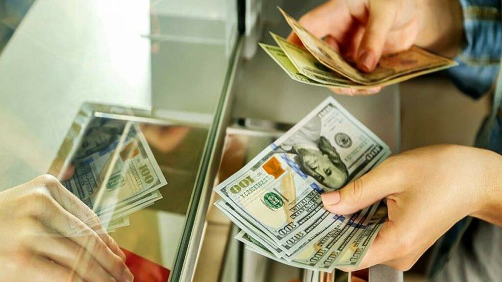 Украинские заробитчане увеличили сумму денежных переводов из Польши в Украину