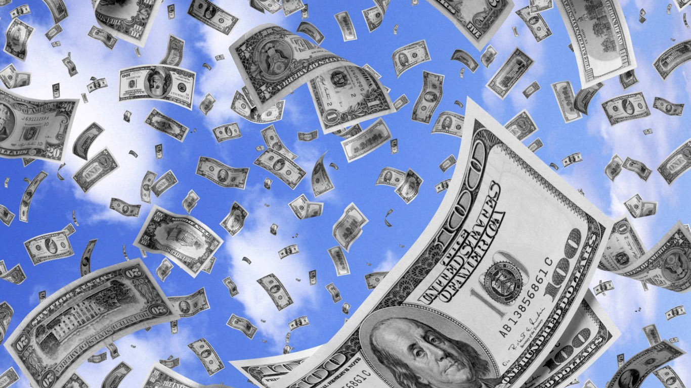 Украинские заробитчане увеличили сумму денежных переводов из Польши в Украину