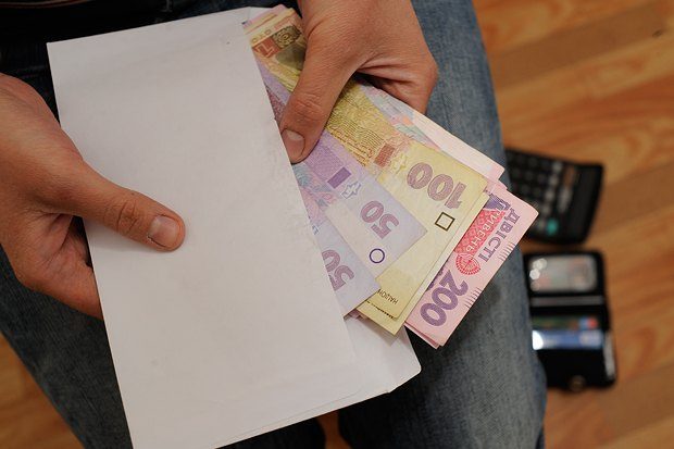 Штраф – 60 тисяч: зарплати у конвертах змушують вивертати кишені підприємців в Україні