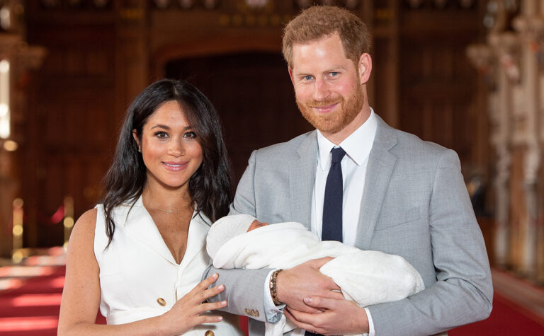 Принц Гарри и Меган Маркл накануне Рождества впервые показали новорожденную дочь и подросшего сына - today.ua