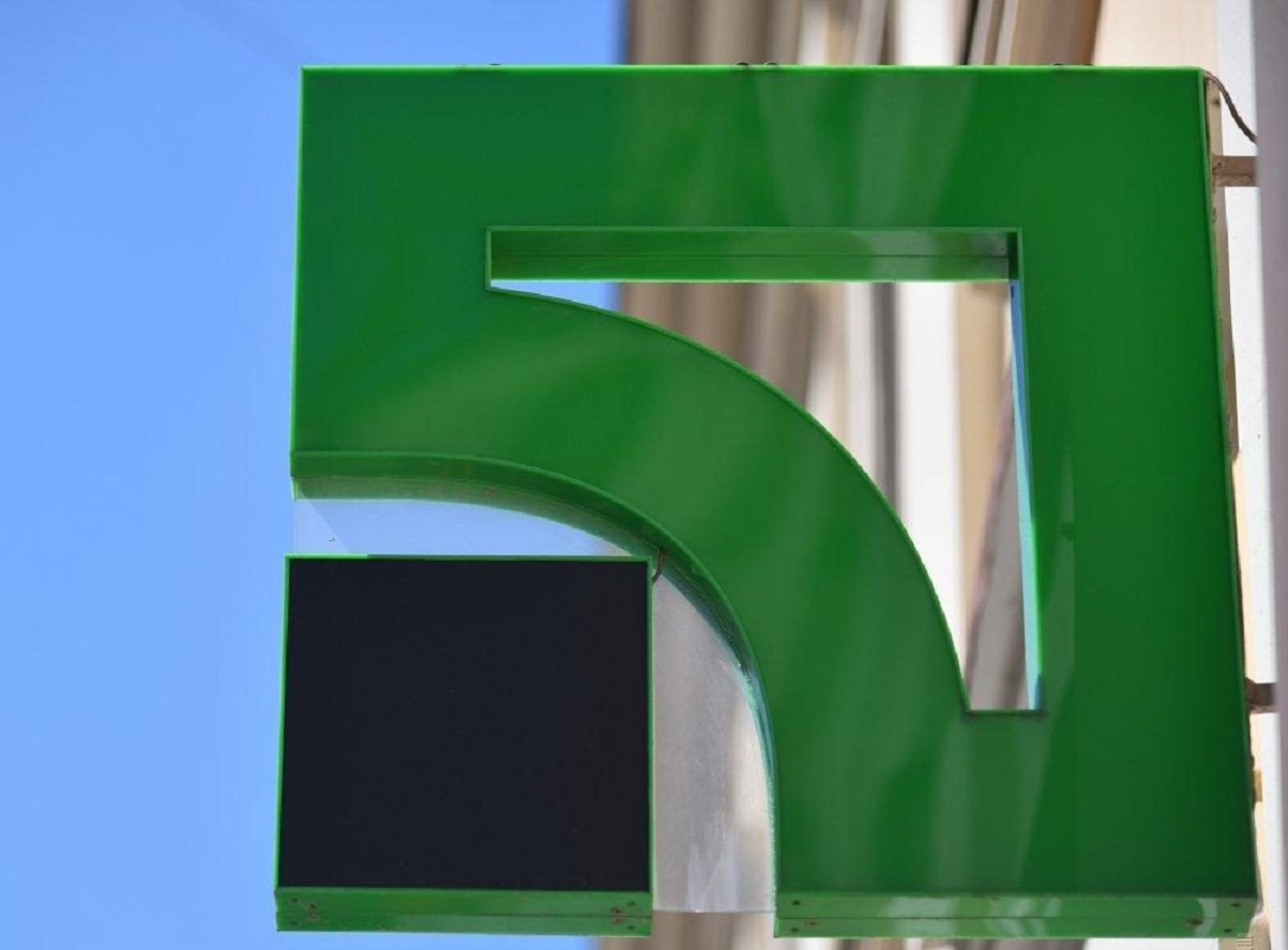 ПриватБанк обраховує клієнтів під час проведення банківських операцій: у яких випадках потрібно перерахувати гроші - today.ua