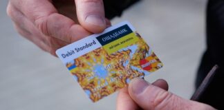 Ощадбанк обратился к украинцам с требованием забрать пластиковые карты в отделениях - today.ua