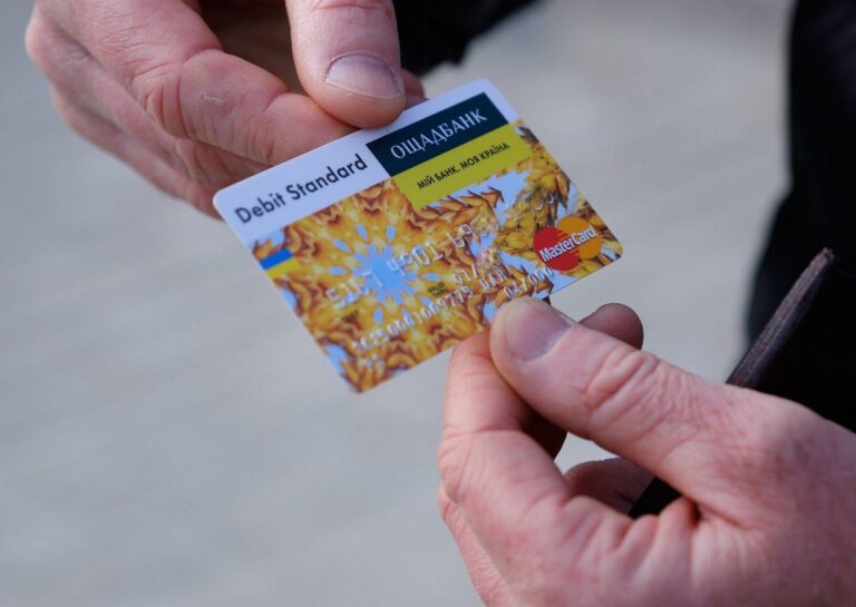 Ощадбанк обратился к украинцам с требованием забрать пластиковые карты в отделениях - today.ua