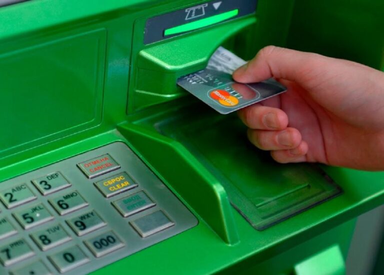 ПриватБанк рассказал, почему по ночам с карт клиентов начали списывать денежные средства - today.ua