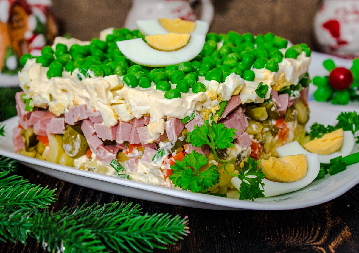 Салат Олів'є вийде ідеальним на смак, якщо замінити у рецепті два інгредієнти - today.ua