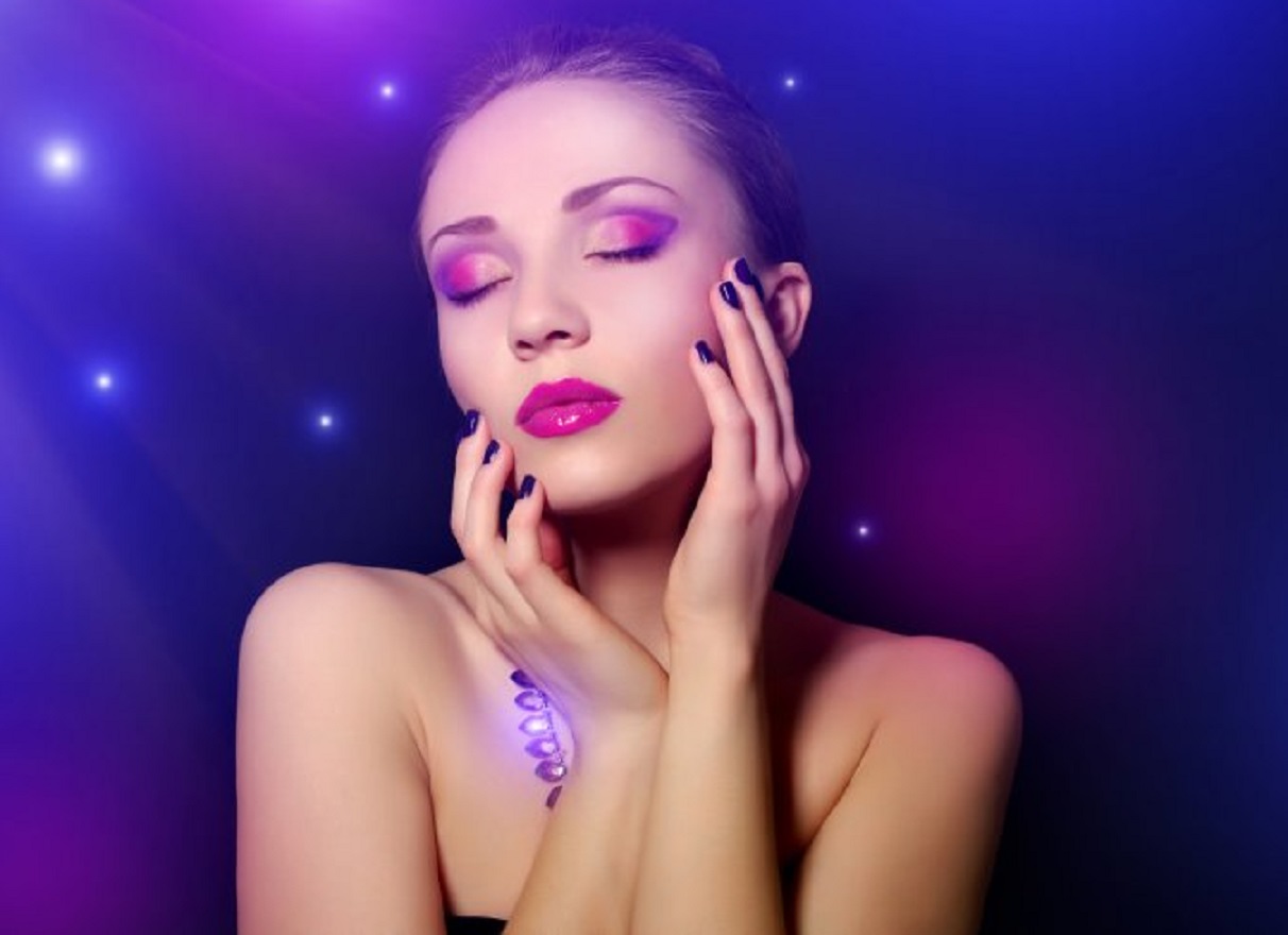 Динамічний синій з фіолетовим підтоном: у дизайні манікюру з'явився новий тренд - today.ua