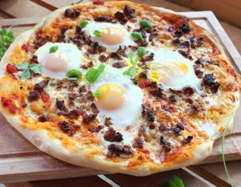Ленивая пицца на сковороде с сыром и яичницей: рецепт сытного и вкусного блюда - today.ua