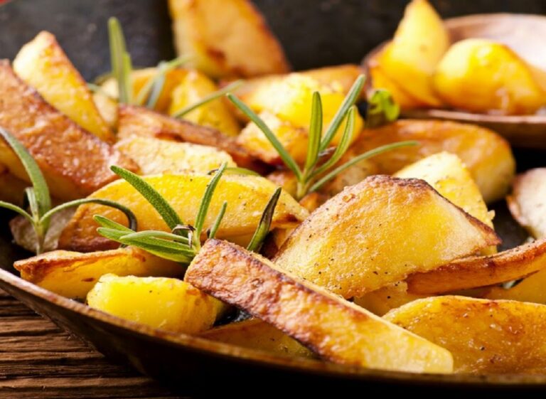 Когда солить жареную картошку, чтобы она получилась хрустящей и не разваливалась на сковороде - today.ua