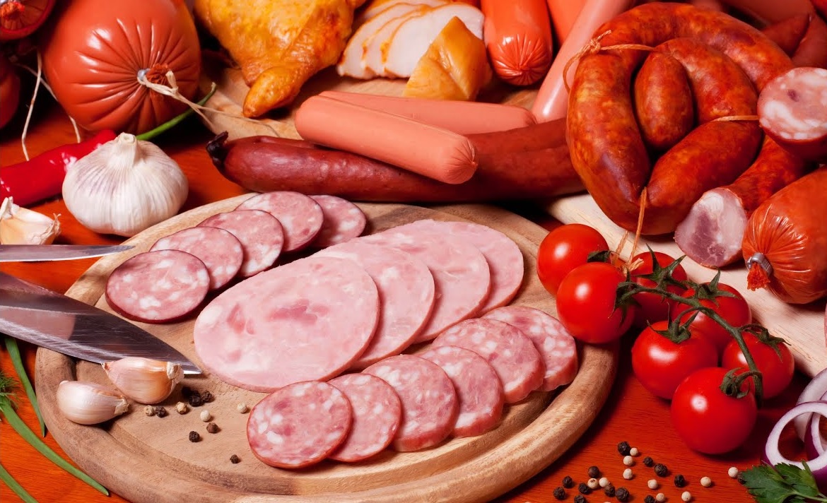 В Украине ухудшилось качество колбасы: как защититься от покупки опасной подделки с остатками костей