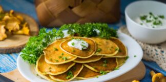 Пишні оладки з грибами на сніданок: простий рецепт ситної та смачної страви без борошна - today.ua