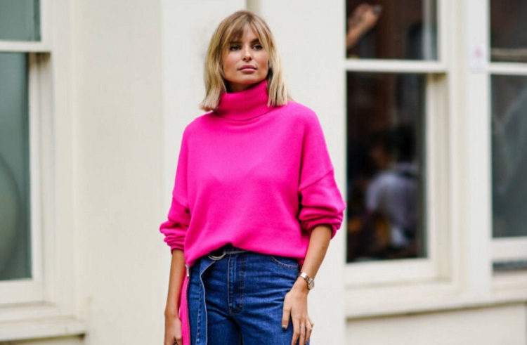 Яскравий трикотажний светр – головний тренд зими 2022: модні моделі, які підійдуть усім жінкам
