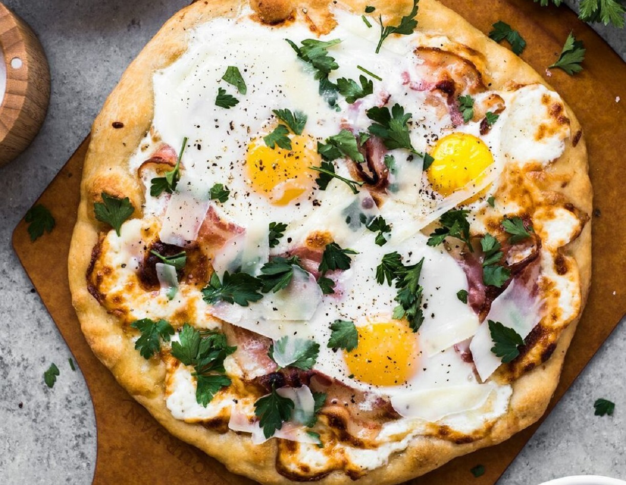 Ленивая пицца на сковороде с сыром и яичницей: рецепт сытного и вкусного блюда
