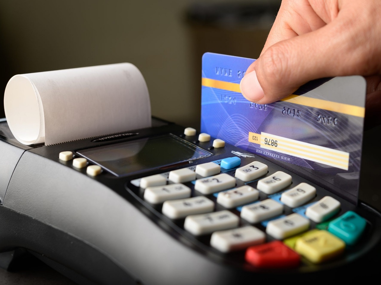 Не переказувати гроші на картки фізичних осіб – Податкова служба звернулась до українців