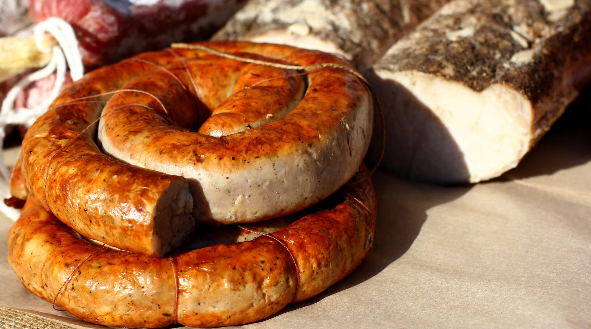 Домашняя колбаса с секретным ингредиентом: рецепт пикантного мясного блюда на новогодний стол