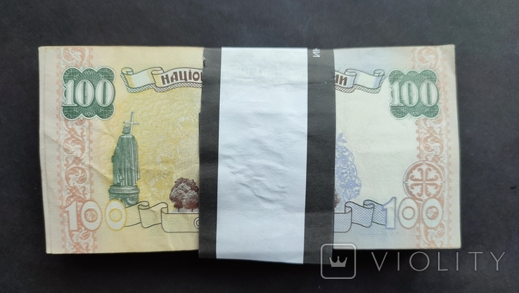 В Україні 100-гривневу купюру можна продати за 13 000 гривень: що відомо про особливості банкноти