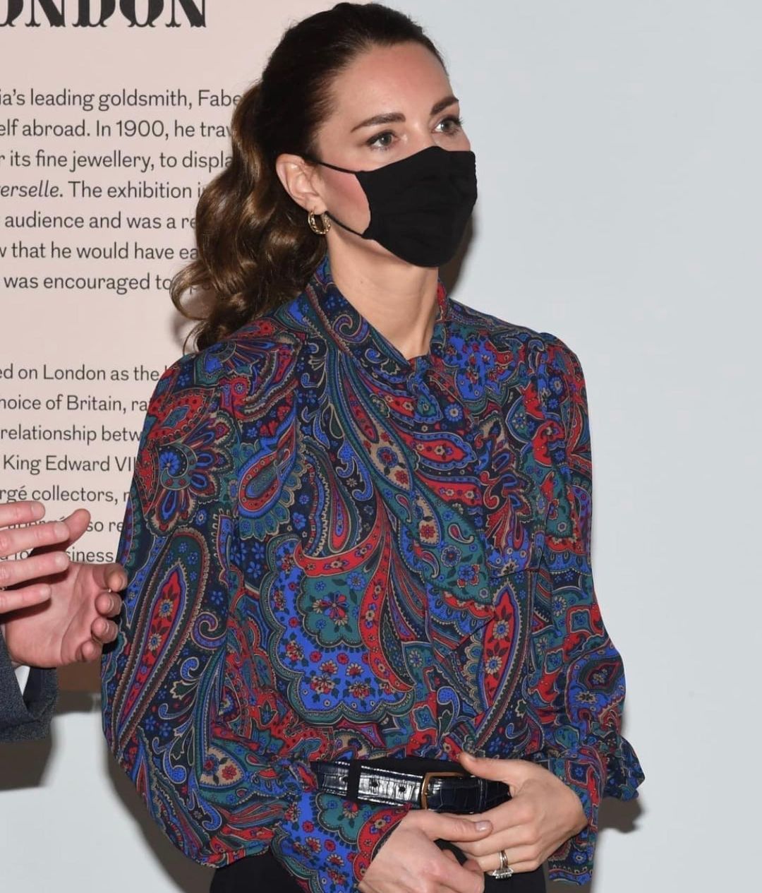 Кейт Миддлтон в трендовой блузе с “индийскими огурцами“ посетила выставку в Лондоне
