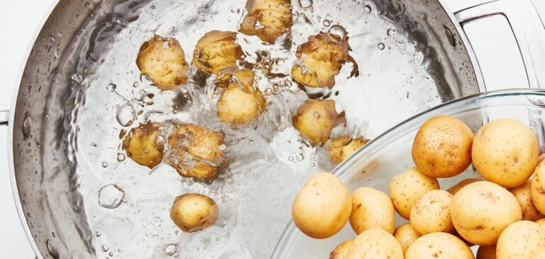 Как правильно варить картофель, чтобы он не темнел во время приготовления  - today.ua