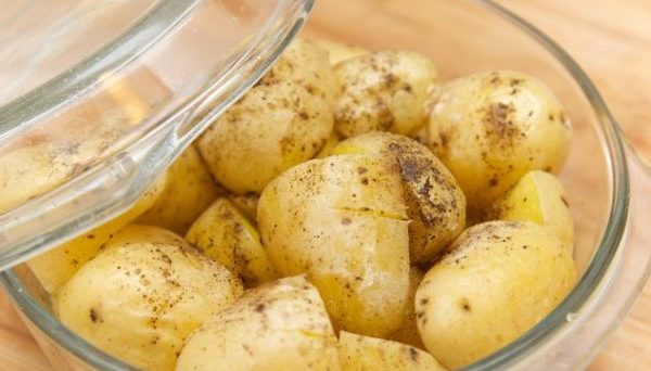 Как приготовить запеченный картофель без духовки: рецепт блюда на обед или ужин за 10 минут 