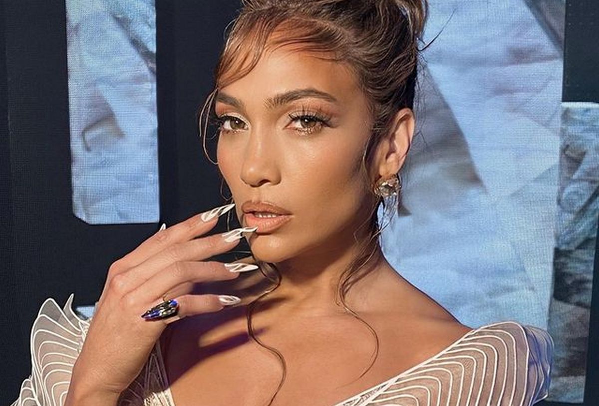 Дженніфер Лопес у трендовому костюмі в паєтках показала ідеальне вбрання для зустрічі Нового року - today.ua