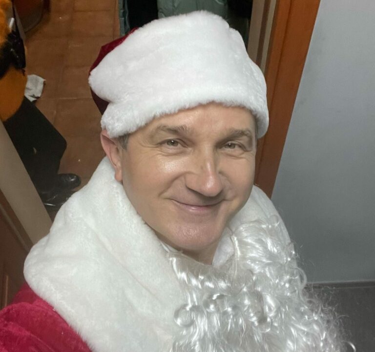 “Іван не впізнав батька“: Юрій Горбунов у костюмі Святого Миколая прийшов на новорічний ранок до сина - today.ua