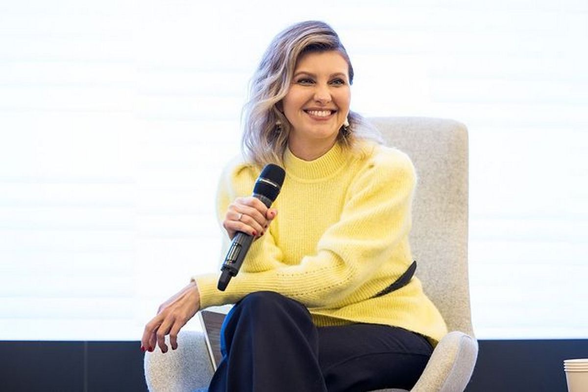 Французький стиль: Олена Зеленська у джинсах та блузі з бантом показала елегантний щоденний образ - today.ua