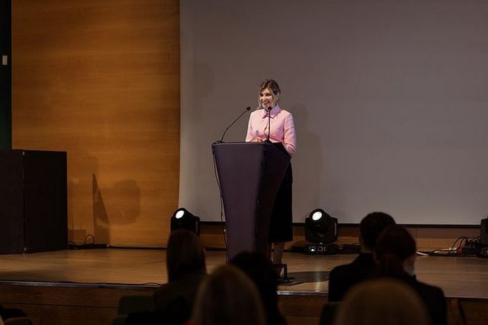 Елена Зеленская в нежно-розовой рубашке впечатлила выбором наряда для встречи женского клуба