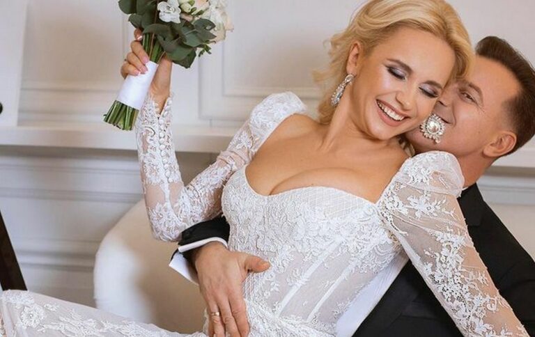 Розовая свадьба: Лилия Ребрик в роскошном белом платье поделилась романтичными фото с мужем - today.ua