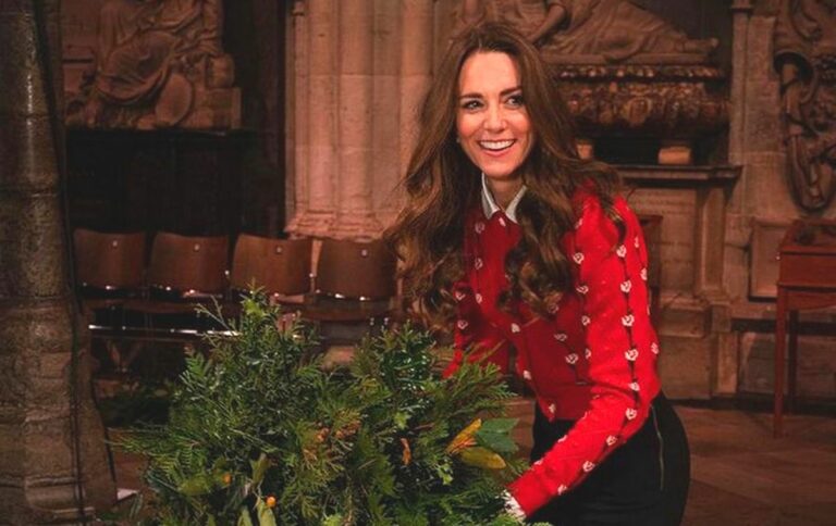 Кейт Миддлтон в свитере за 50 тысяч гривен помогла украсить елку в церкви: фото - today.ua