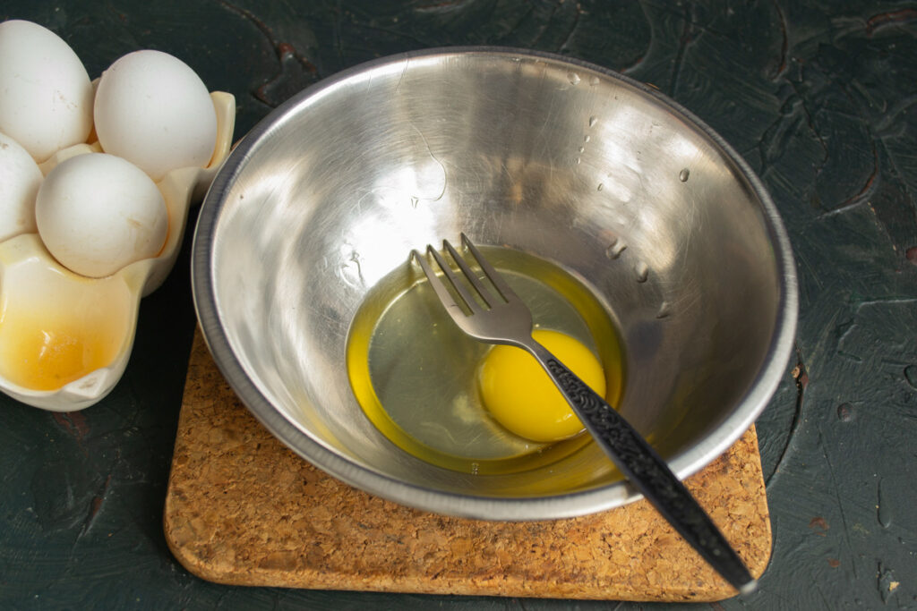 Як правильно збивати яйця для пишного омлету: головний секрет приготування простої страви на сніданок