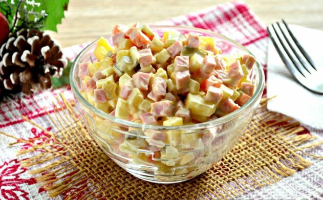 Чим замінити ковбасу у салаті “Олів'є“: перелік корисних інгредієнтів - today.ua