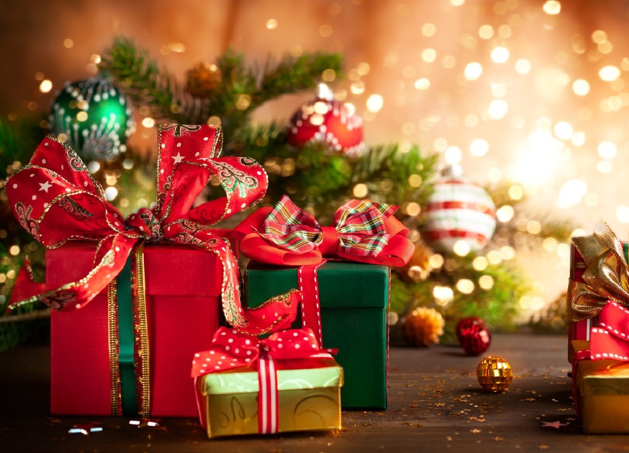 Несут бедность и болезни: какие вещи запрещено дарить на Новый год