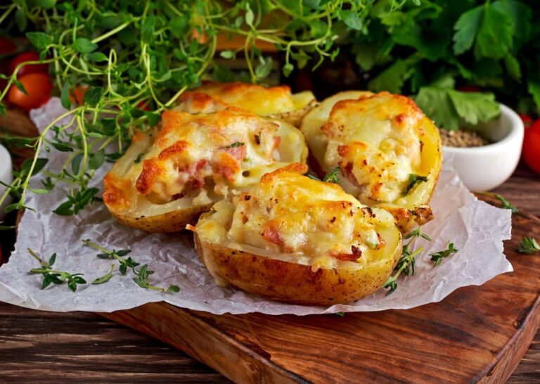 Запечена картопля з сиром на Новий рік: рецепт смачної святкової страви за півгодини - today.ua