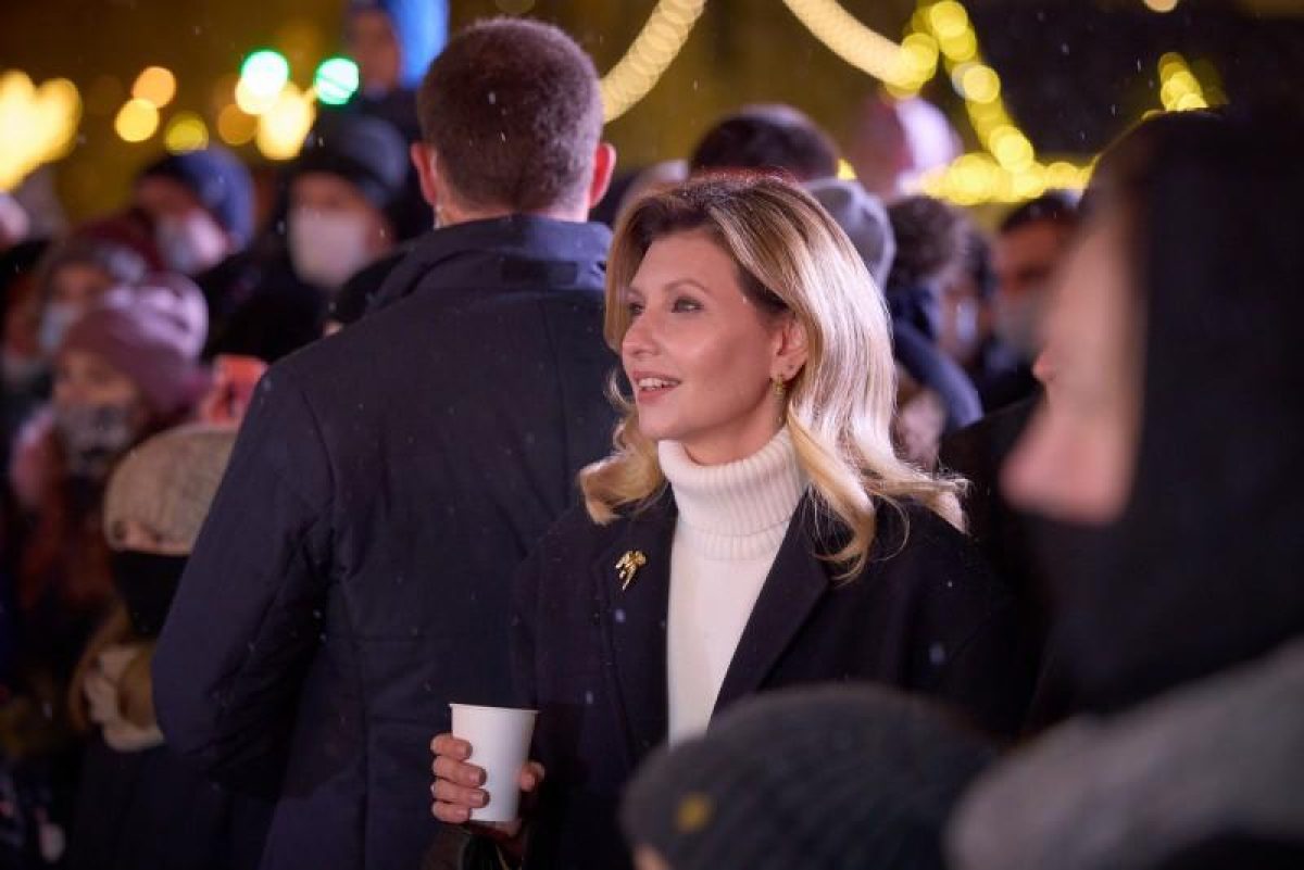 Олена Зеленська в ефектному білому пальті прийшла на відкриття новорічного містечка біля Офісу Президента