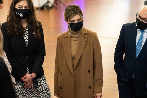 Елена Зеленская в трендовом коричневом пальто с элегантной брошью сходила на ярмарку  