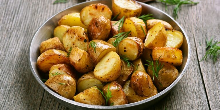 Як приготувати запечену картоплю без духовки: рецепт страви на обід або вечерю за 10 хвилин - today.ua
