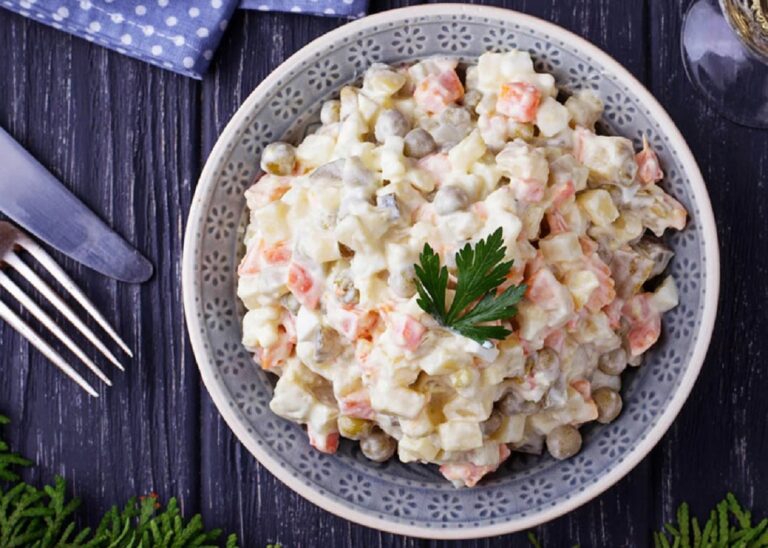 Самый вкусный салат “Оливье“ получается при добавлении секретного ингредиента - today.ua
