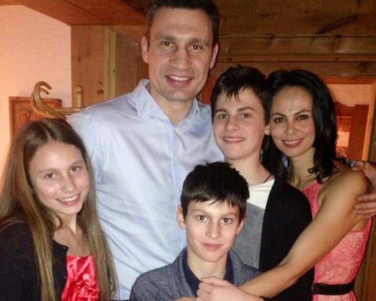 Жена Виталия Кличко показала, как вместе с детьми украсила свой роскошный дом в Германии - today.ua