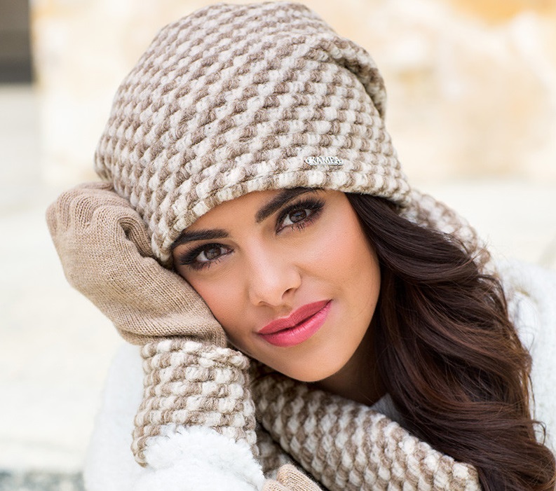 В моду вошли зимние шапки, которые подходят всем женщинам: как подобрать головной убор