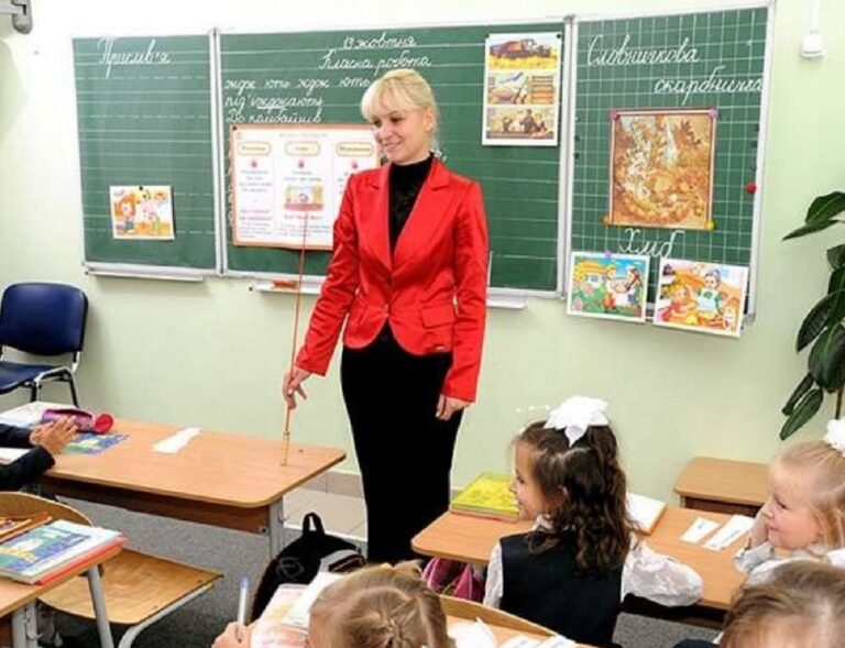 В Украине с 1 декабря повысят зарплату учителям - today.ua