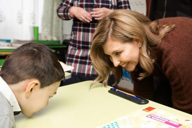 Олена Зеленська у персиковому кардигані та джинсах показала, як проводить час із дітьми - today.ua