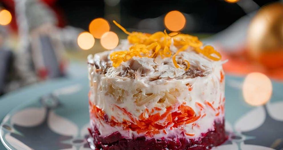 Новогодний салат "Шуба" с запеченной скумбрией: необычный рецепт традиционной закуски для гурманов