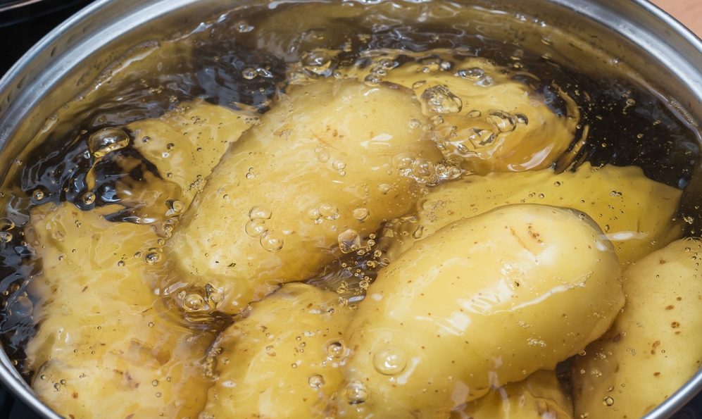 Чому картоплю при варінні потрібно класти в киплячу воду: поради від досвідчених господарок